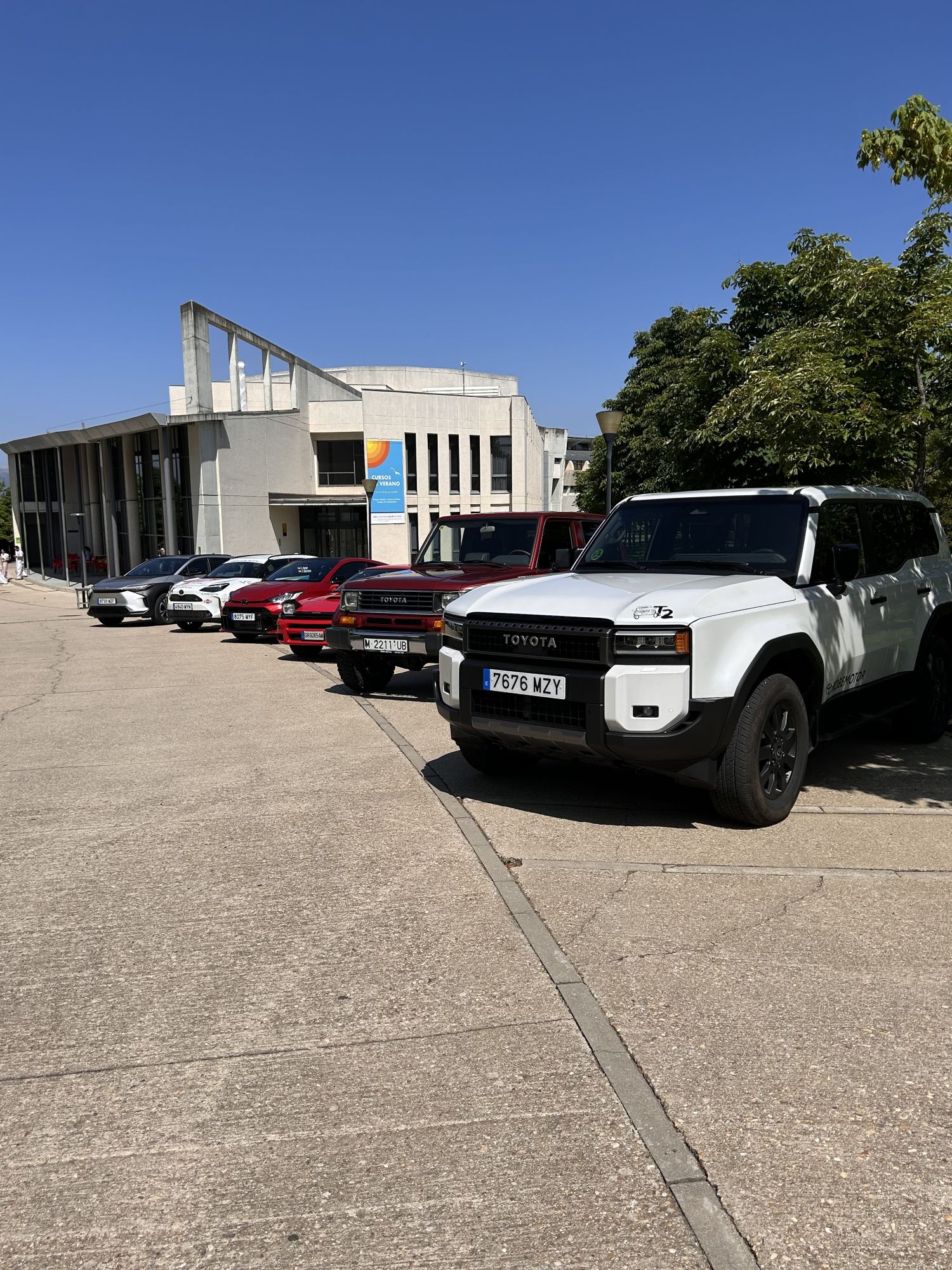 TOYOTA KOBE MOTOR ORGANIZÓ UNA EXPOSICIÓN DE VEHÍCULOS PARA QUE EL ALUMNADO PUDIERA OBSERVAR DE CERCA ALGUNOS DE LOS MODELOS MÁS REPRESENTATIVOS DE LA MARCA