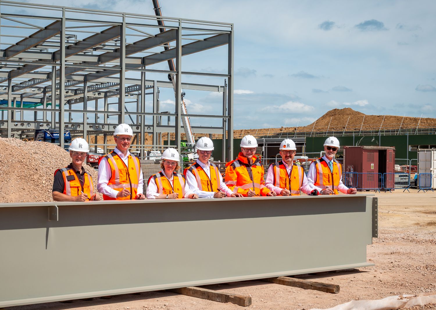 FINAL STEEL BEAM OF 40,000M² EXTENSION SIGNED BY ROLLS-ROYCE BOARD OF DIRECTORS