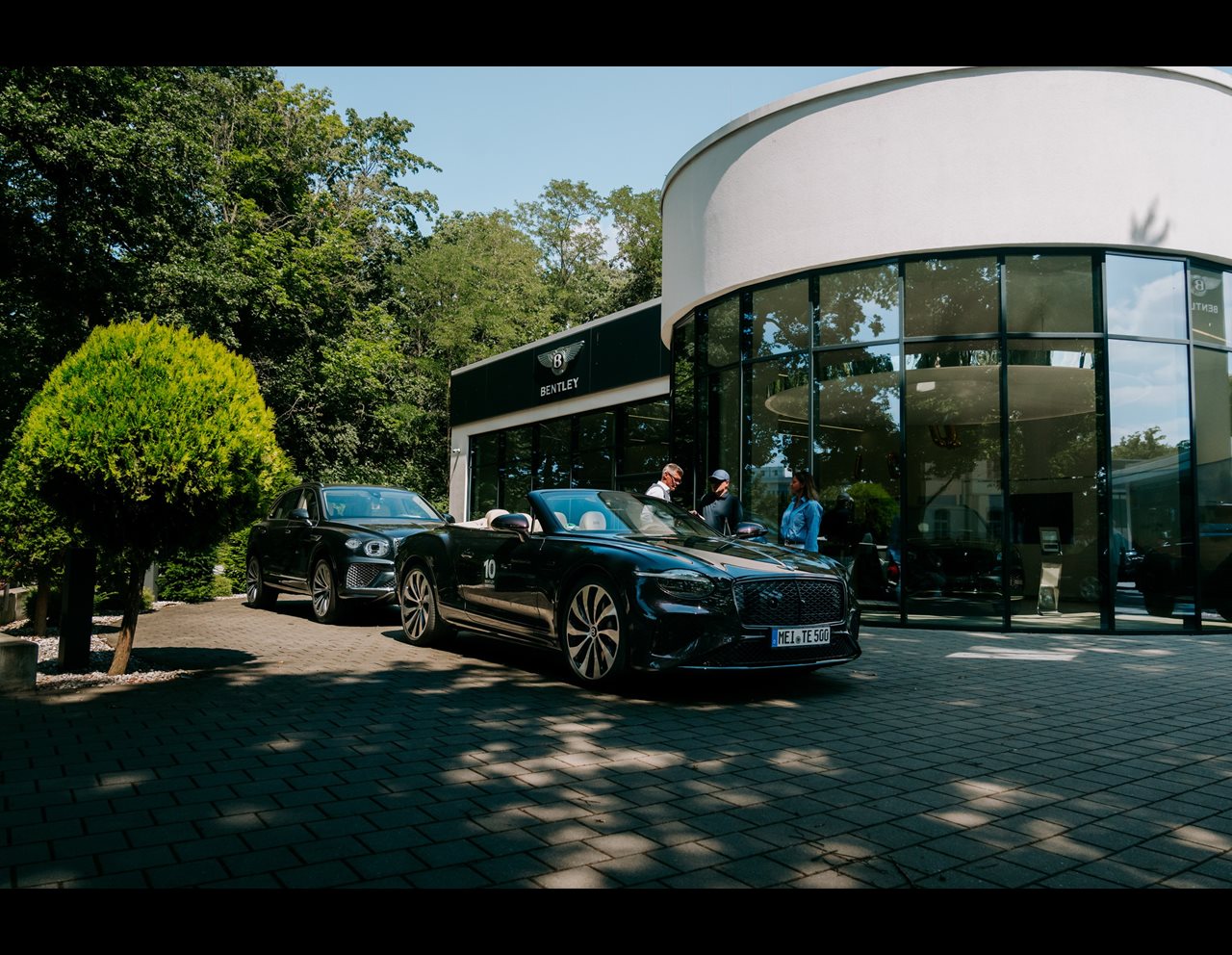 BENTLEY MOTORS CELEBRATES ITS 10-YEAR PARTNERSHIP WITH BENTLEY DRESDEN