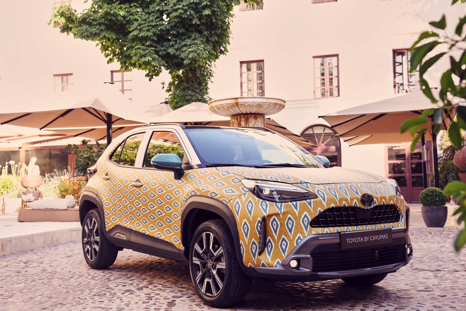 TOYOTA ESPAÑA Y LA FIRMA DE CALZADO CAYUMAS SE UNEN EN UNA COLABORACIÓN CON EL YARIS CROSS