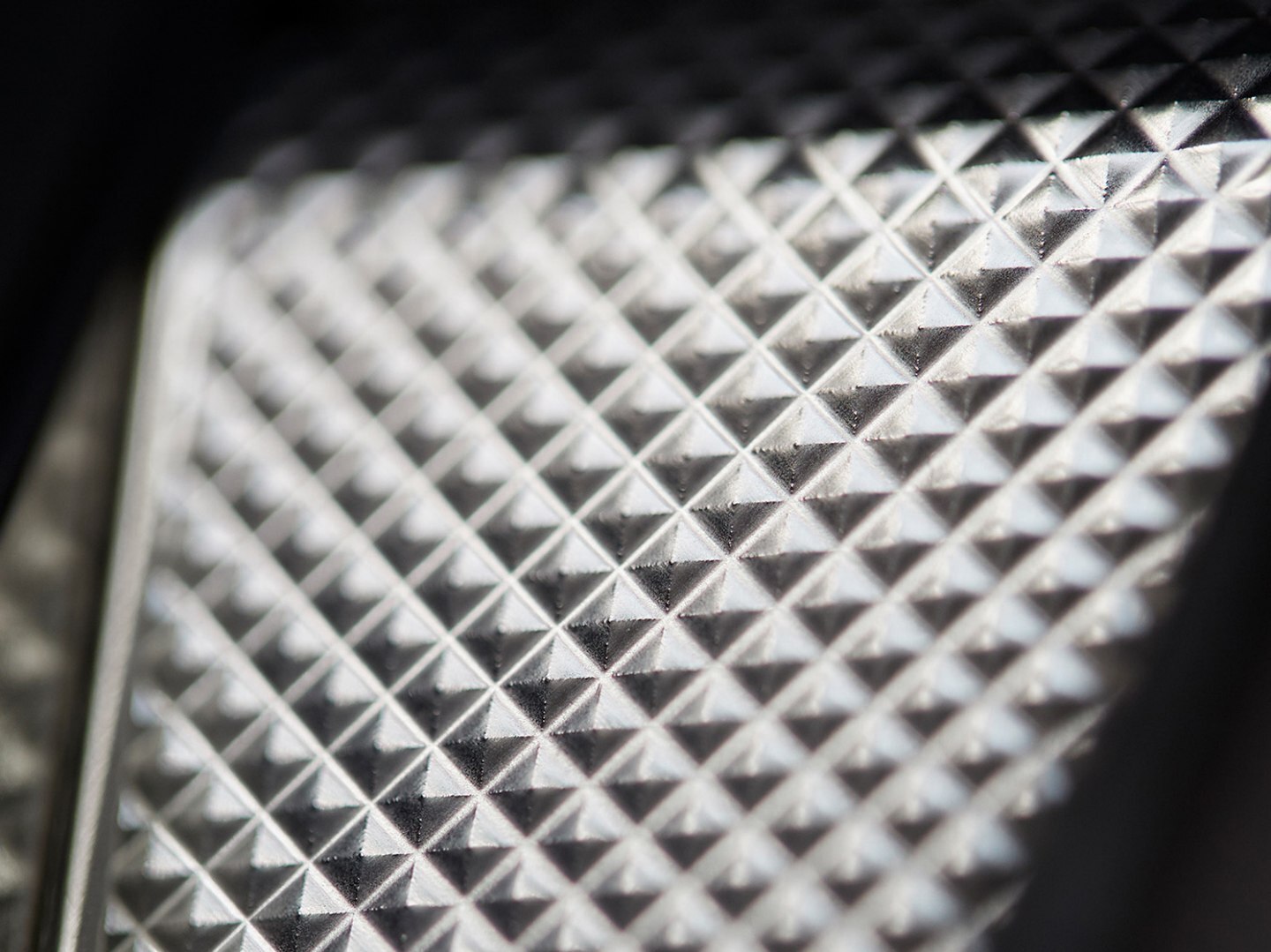 EL GUILLOCHAGE ES UNA TÉCNICA DE DECORACIÓN DE SUPERFICIES CREADA POR ABRAHAM-LOUIS BREGUET