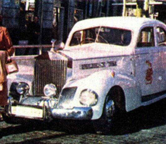 EL ROLLS-ROYCE MUTANTE LA ACTRIZ MARY SANTPERE EN 1977 DISFRUTANDO DE LA HOSPITALIDAD DEL RESTAURANTE NIU GUERRER CON EL ROLLS-ROYCE PUESTO A SU DISPOSICIÓN