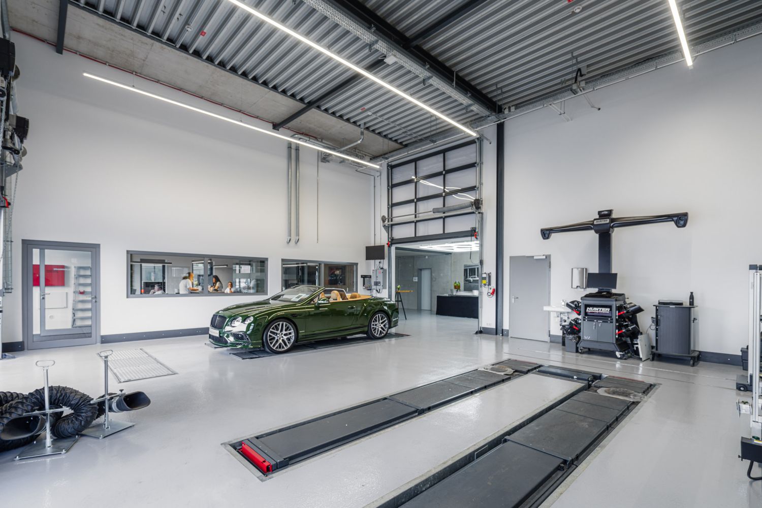 THE DÜSSELDORF SERVICE CENTRE HAS BEEN PURPOSE-BUILT TO DELIVER BENCHMARK-SETTING TECHNICAL INNOVATION AND A SEAMLESS CUSTOMER EXPERIENCE