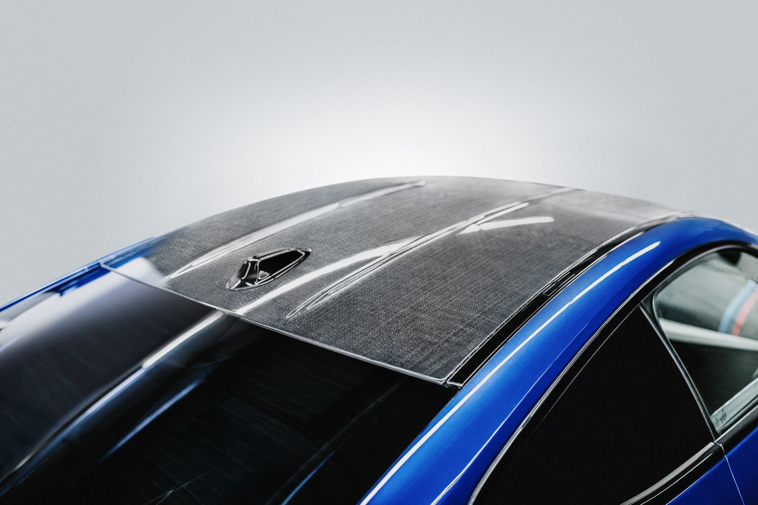 LOS COMPUESTOS DE FIBRA NATURAL SON UN ELEMENTO VITAL DE LAS SOLUCIONES LIGERAS INNOVADORAS EN EL AUTOMOVILISMO, QUE PERMITEN REDUCIR LAS EMISIONES DE CO₂E EN EL PROCESO DE FABRICACIÓN