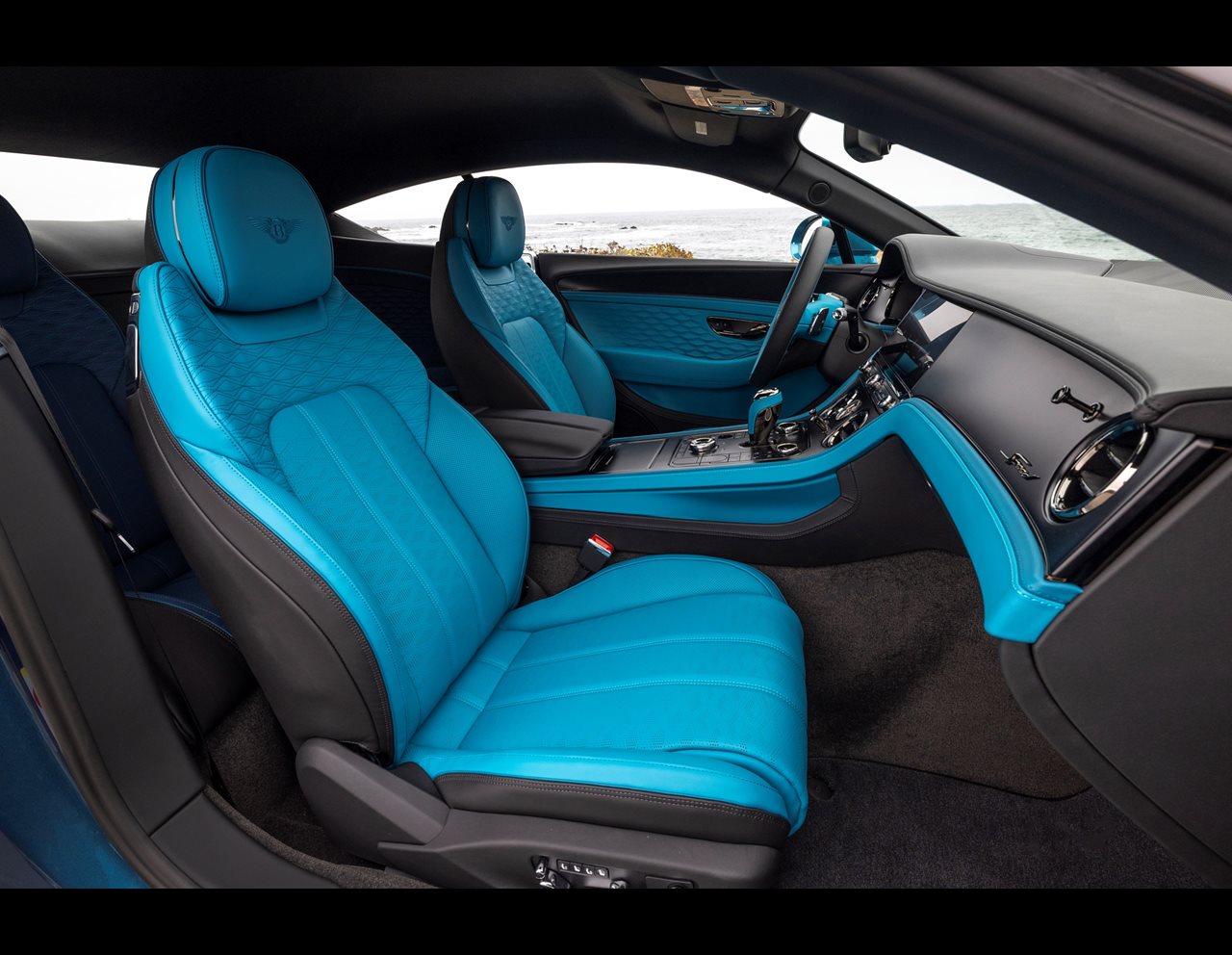 •	INTERIOR OF CAR REFLECTS EXTERIOR THEME CURATED THROUGH THE MULLINER BESPOKE STUDIO