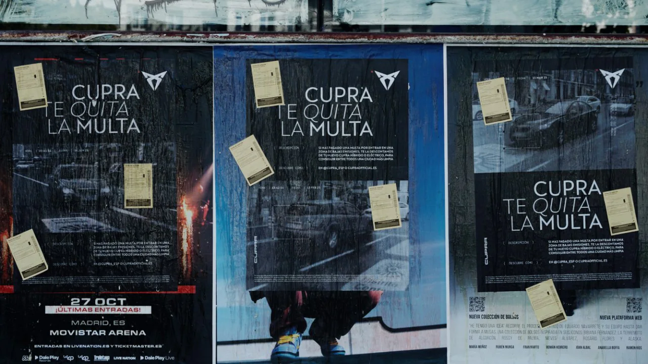 “LA PRÓXIMA VEZ QUE VEAS UNA CÁMARA NO TE ESCONDAS, SONRÍE. PORQUE, SI ALGUNA VEZ TE HAN TIRADO UNA FOTO ENTRANDO EN UNA ZBE Y TE HA TOCADO PAGAR… CUPRA TE AL QUITA. ASÍ DE CLARO. ASÍ DE CUPRA”