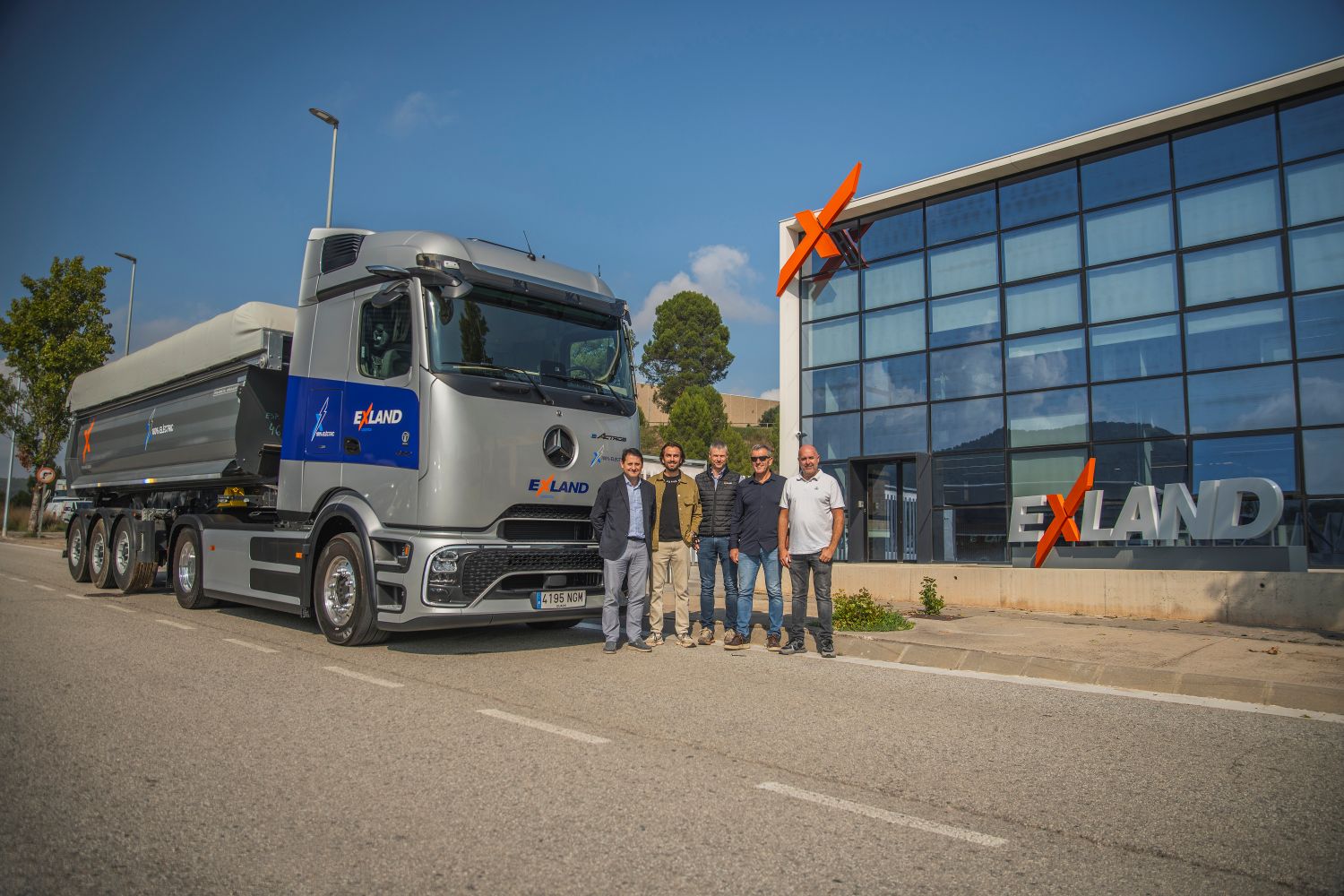 QUADIS AUTOLICA INDUSTRIALES HACE ENTREGA DEL CAMIÓN ELÉCTRICO MERCEDES-BENZ EACTROS 600 LS A EXLAND