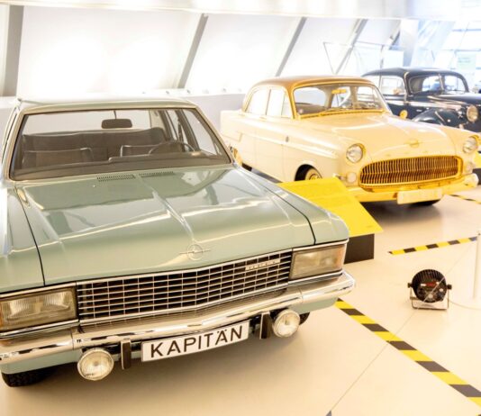 MÁS DE 25 PIEZAS ICÓNICAS DEL MUSEO OPEL Y EL FUTURISTA CORSA GSE VISION GRAN TURISMO VISITAN ESPAÑA POR PRIMERA VEZ EN LA EXPOSICIÓN OPEL LOVE EN MOBILITY CITY ZARAGOZA EXPOSICIÓN OPEL LOVE EN MOBILITY CITY ZARAGOZA