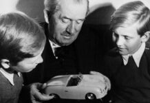 LA CONTINUIDAD COMO PRINCIPIO: LA FILOSOFÍA DE FERDINAND PORSCHE FERDINAND PORSCHE EN 1949 MOSTRANDO A SUS NIETOS FERDINAND PIËCH (IZQUIERDA), Y AL HIJO DE FERRY, FERDINAND ALEXANDER (DERECHA), EL PORSCHE “BUTZI” UNA MAQUETA DEL PORSCHE 356/1