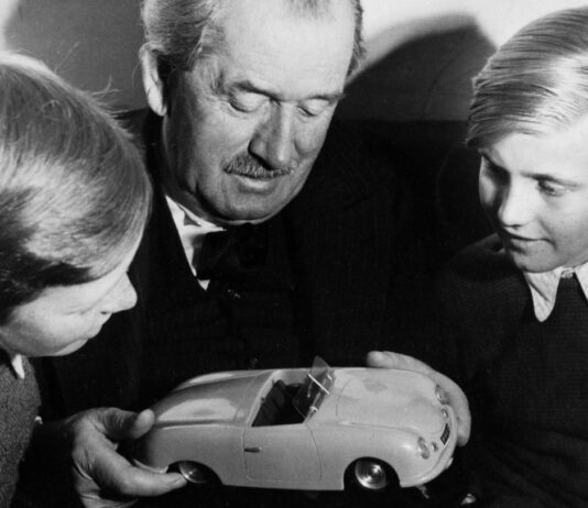 LA CONTINUIDAD COMO PRINCIPIO: LA FILOSOFÍA DE FERDINAND PORSCHE FERDINAND PORSCHE EN 1949 MOSTRANDO A SUS NIETOS FERDINAND PIËCH (IZQUIERDA), Y AL HIJO DE FERRY, FERDINAND ALEXANDER (DERECHA), EL PORSCHE “BUTZI” UNA MAQUETA DEL PORSCHE 356/1