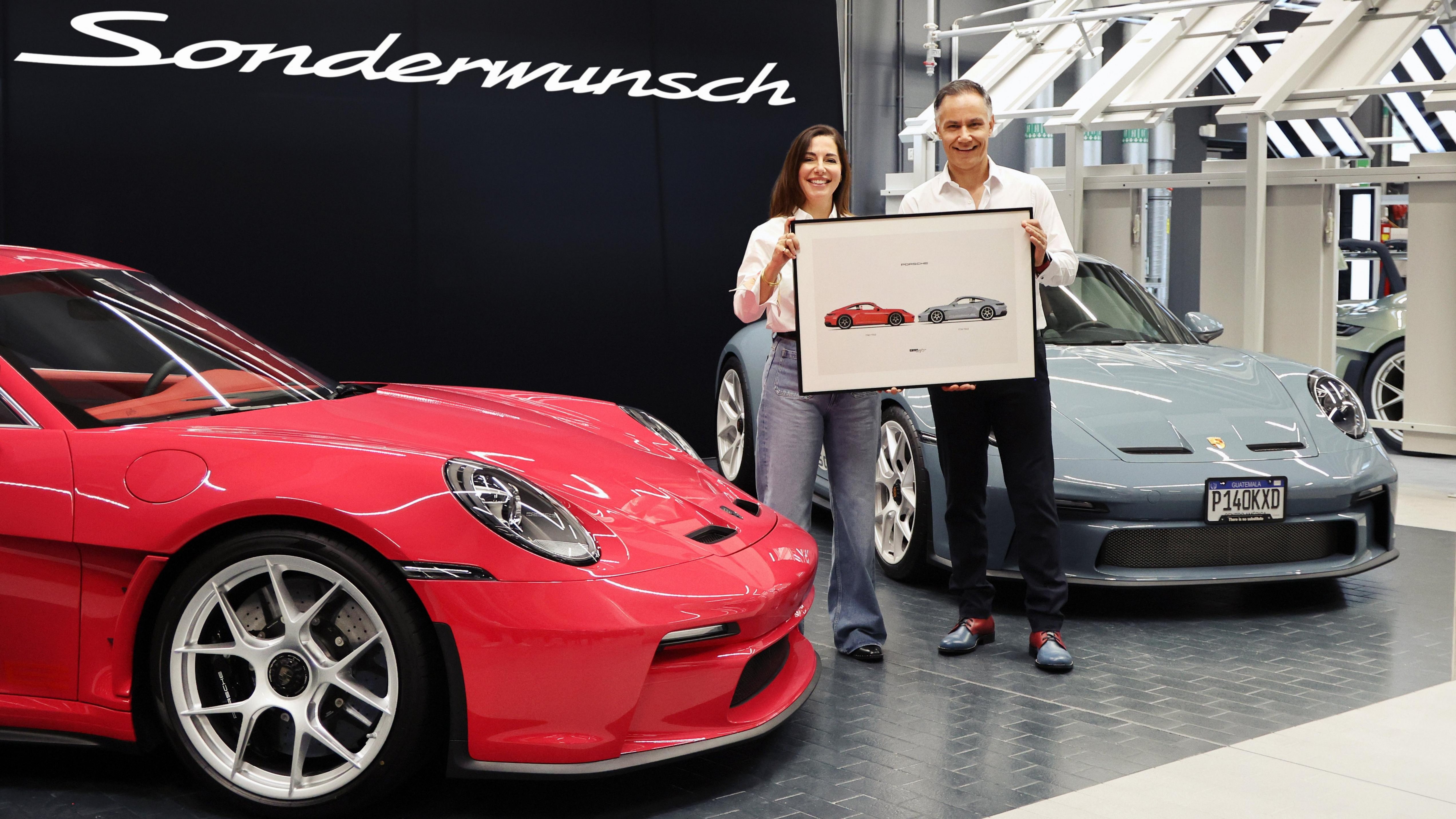 PEDRO SOLÍS KLUSSMANN, PRESIDENTE DEL CLUB PORSCHE GUATEMALA, Y SUZAN TAHER