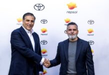 TOYOTA ESPAÑA Y REPSOL SE ALÍAN PARA IMPULSAR LA DESCARBONIZACIÓN EN EL SECTOR DE LA AUTOMOCIÓN MIGUEL CARSI, PRESIDENTE Y CEO DE TOYOTA Y LEXUS ESPAÑA Y VALERO MARÍN, DIRECTOR GENERAL DE CLIENTE DE REPSOL EN EL MOMENTO DE LA FIRMA DEL ACUERDO ENTRE AMBAS EMPRESAS
