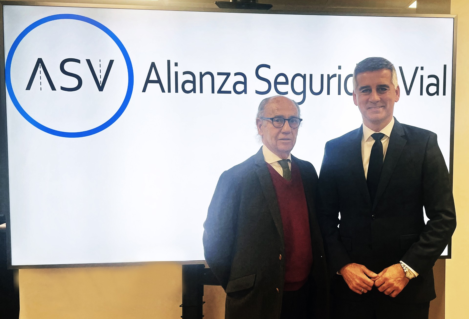 TEÓFILO DE LUIS, PRESIDENTE DE LA ALIANZA POR LA SEGURIDAD VIAL (ASV), CEDE EL TESTIGO A ENRIQUE LORCA, QUE PRESIDE LA CONFEDERACIÓN NACIONAL DE AUTOESCUELAS (CNAE)