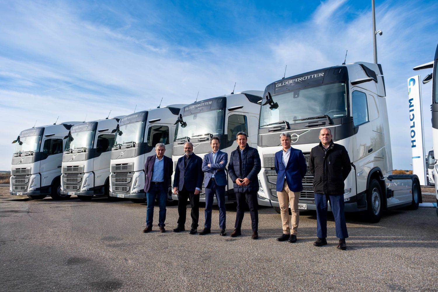 VOLVO TRUCKS ENTREGA 30 UNIDADES DEL FH 500 CV I-SAVE PARA LA CREACIÓN DE LA FLOTA PROPIA DE HOLCIM