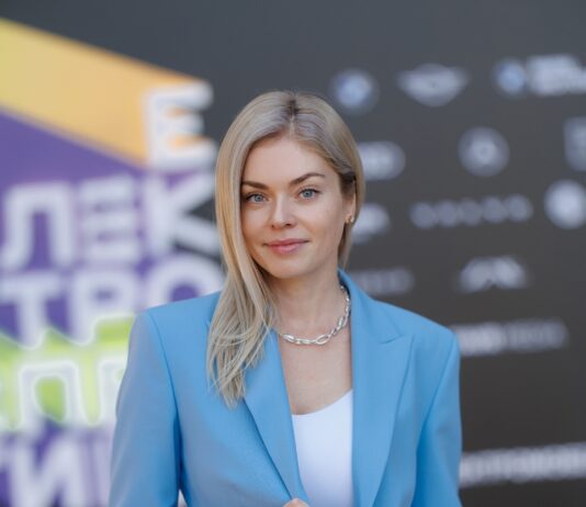 EL WOMEN’S WORLDWIDE CAR OF THE YEAR ANUNCIA LA INCORPORACIÓN DE LA PERIODISTA UCRANIANA MARYNA KYTINA LA PERIODISTA UCRANIANA MARYNA KYTINA
