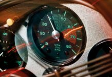 ORIGEN DEL TACÓMETRO CENTRAL DE PORSCHE EL TACÓMETRO SITUADO EN POSICIÓN CENTRAL TIENE SU ORIGEN EN LA COMPETICIÓN Y HA INFLUIDO EN PORSCHE DESDE EL 550 SPYDER