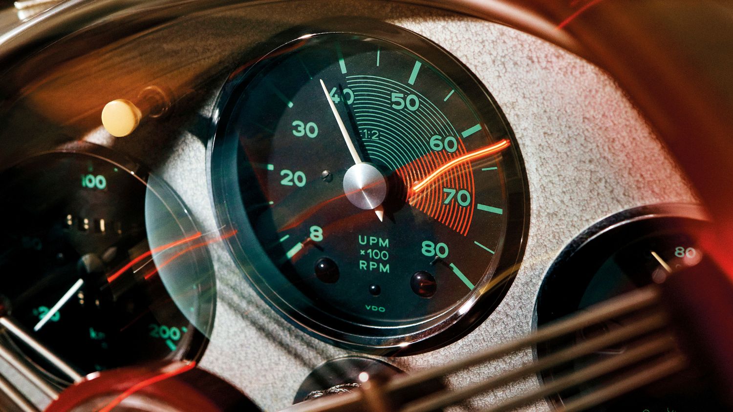 EL TACÓMETRO SITUADO EN POSICIÓN CENTRAL TIENE SU ORIGEN EN LA COMPETICIÓN Y HA INFLUIDO EN PORSCHE DESDE EL 550 SPYDER