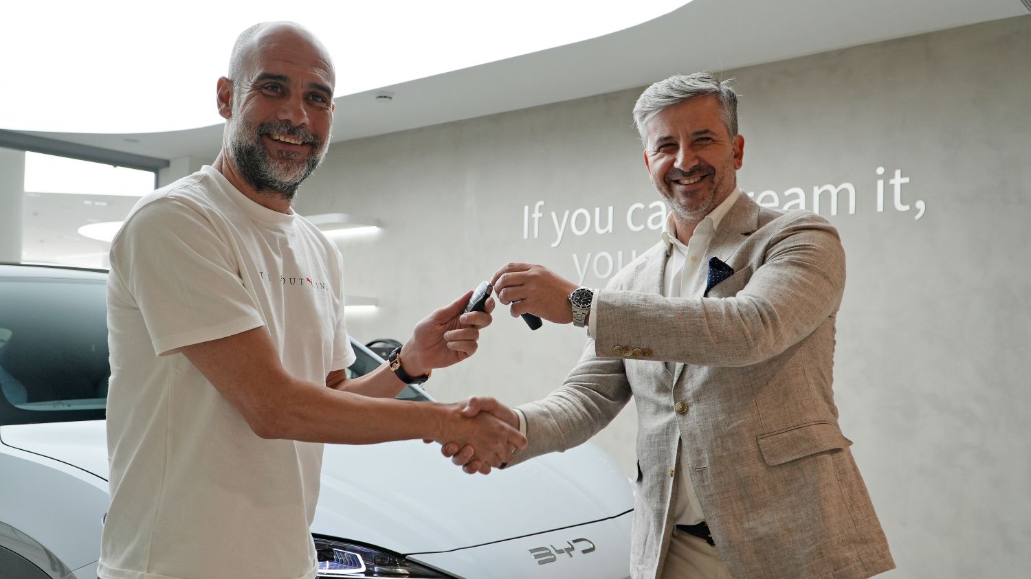 BYD ESPAÑA ENTREGA UN SEALION 7 EXCELLENCE A PEP GUARDIOLA, ENTRENADOR DEL MANCHESTER CITY