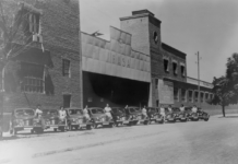 RENAULT GROUP CELEBRA 75 AÑOS DE PRESENCIA Y RAÍCES INDUSTRIALES Y COMERCIALES EN ESPAÑA MODELO RENAULT 4 CV EN LA FACTORÍA DE FASA