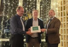 PUERTOLLANO RECIBE SU PLACA DE AYUNTAMIENTO COMPROMETIDO CON EL VEHÍCULO CLÁSICO PUERTOLLANO RECIBE SU PLACA DE AYUNTAMIENTO COMPROMETIDO CON EL VEHÍCULO CLÁSICO