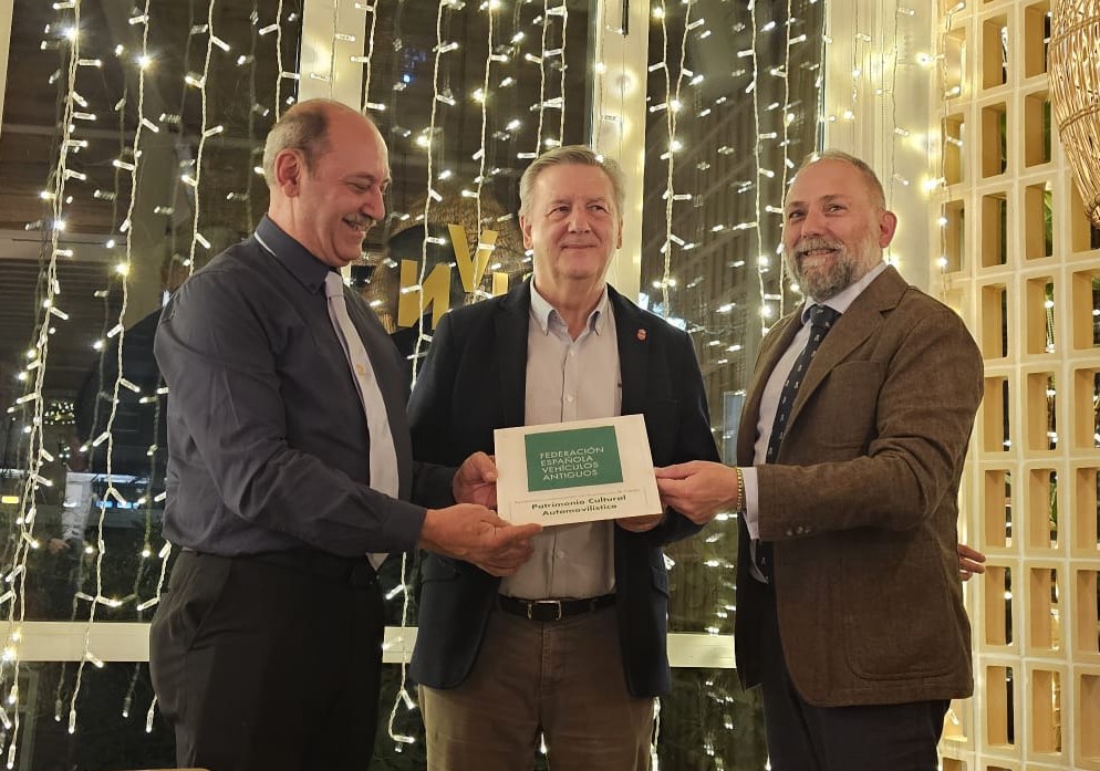 PUERTOLLANO RECIBE SU PLACA DE AYUNTAMIENTO COMPROMETIDO CON EL VEHÍCULO CLÁSICO