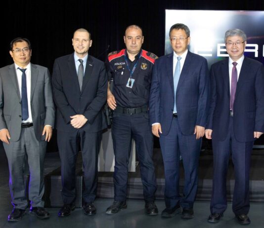 EBRO RECIBIÓ AL PRESIDENTE DEL GRUPO CHERY EN UNA VISITA CENTRADA EN LA EVOLUCIÓN INDUSTRIAL DE LA PLANTA De izqda. a dcha.: Zhang Guibing- Presidente de Chery International, Rafael Ruiz- Presidente de EBRO EV Motors, Josep Saumell- Subjefe de la Comisaría Superior Técnica de Mossos d’Esquadra, Ning Bo- Secretario de Comité Municipal de Wuhu, Yin Tongyue- Presidente de Grupo Chery