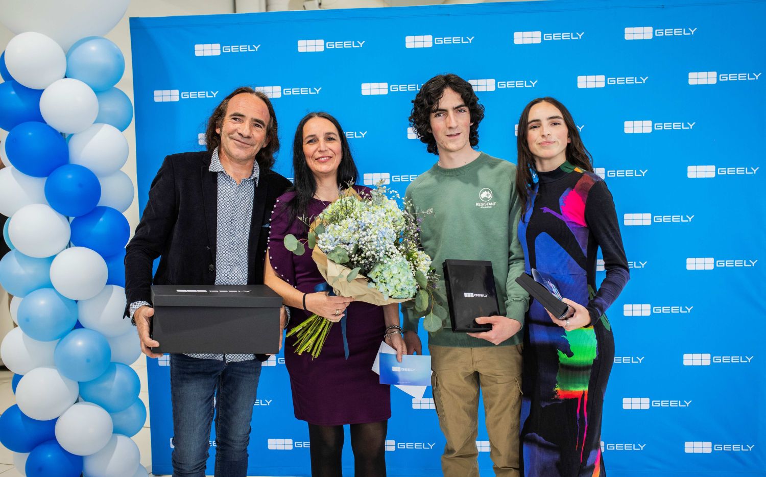 LA ORGULLOSA FAMILIA QUE HA COMPRADO EL PRIMER GEELY VENDIDO EN ESPAÑA