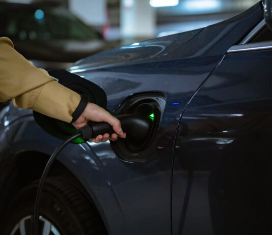 ARVAL INCENTIVA LA TRANSICIÓN ENERGÉTICA DE SUS CLIENTES CON LOS CERTIFICADOS DE AHORRO ENERGÉTICO (CAE) PUNTO DE RECARGA EN UN APARCAMIENTO DE MADRID