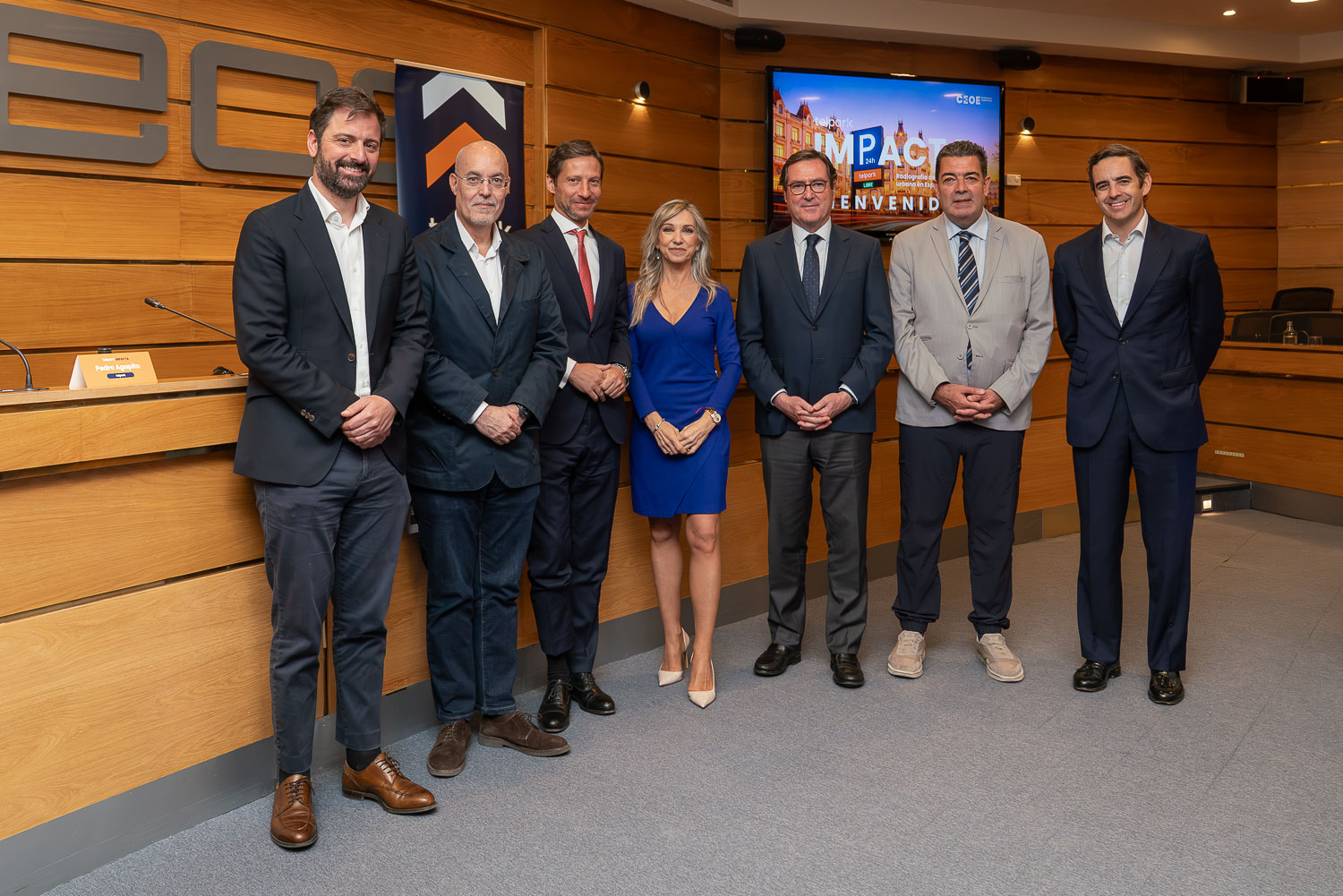En Presentación telpark IMPACTA_1, de izquierda a derecha, Chema García-Hoz, EV Managing Director de telpark; Arturo Pérez de Lucía, Director General de AEDIVE; Pedro Agapito, CEO de telpark; Marta Jaumandreu, moderadora; Antonio Garamendi, presidente de CEOE; Alberto Gutiérrez Alberca, miembro de la Comisión de Transportes, Movilidad e Infraestructuras de la FEMP y Concejal Delegado General de Movilidad y Tráfico del Ayuntamiento de Valladolid; e Ignacio Merry del Val, Chief Operations Officer Off-Street de telpark