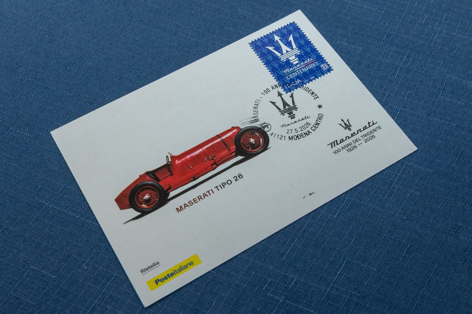 SELLO DEDICADO A LOS PRIMEROS 100 AÑOS DEL ICÓNICO LOGOTIPO DE MASERATI, EL TRIDENTE, Y SU PRIMERA VICTORIA EN UNA CARRERA COMPETITIVA: LA LEGENDARIA TARGA FLORIO