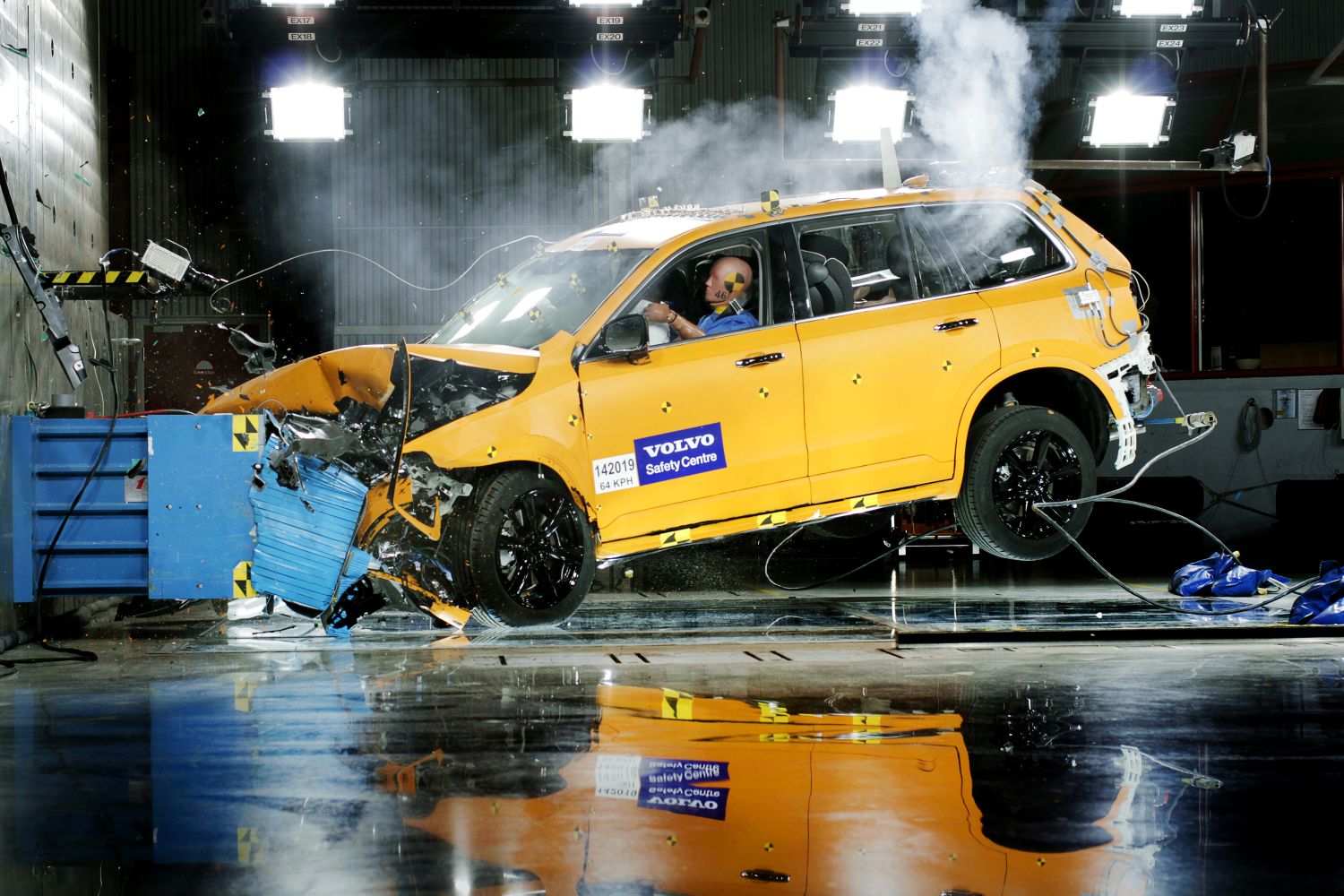 EL LABORATORIO DE PRUEBAS DE CHOQUE DEL CENTRO DE SEGURIDAD DE VOLVO SUPERA LOS 10.000 CRASH TEST