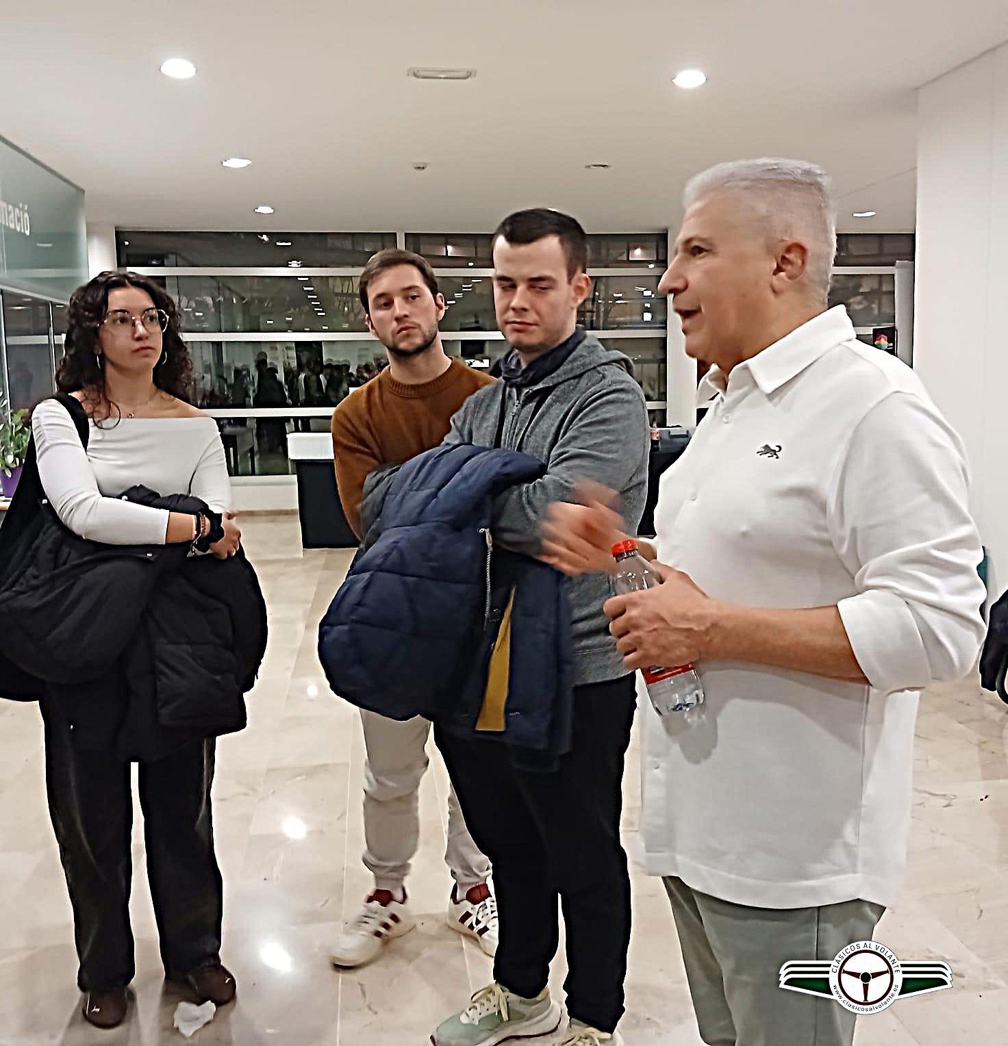 Domingo Ochoa conversando con los alumnos del Car Design Master
