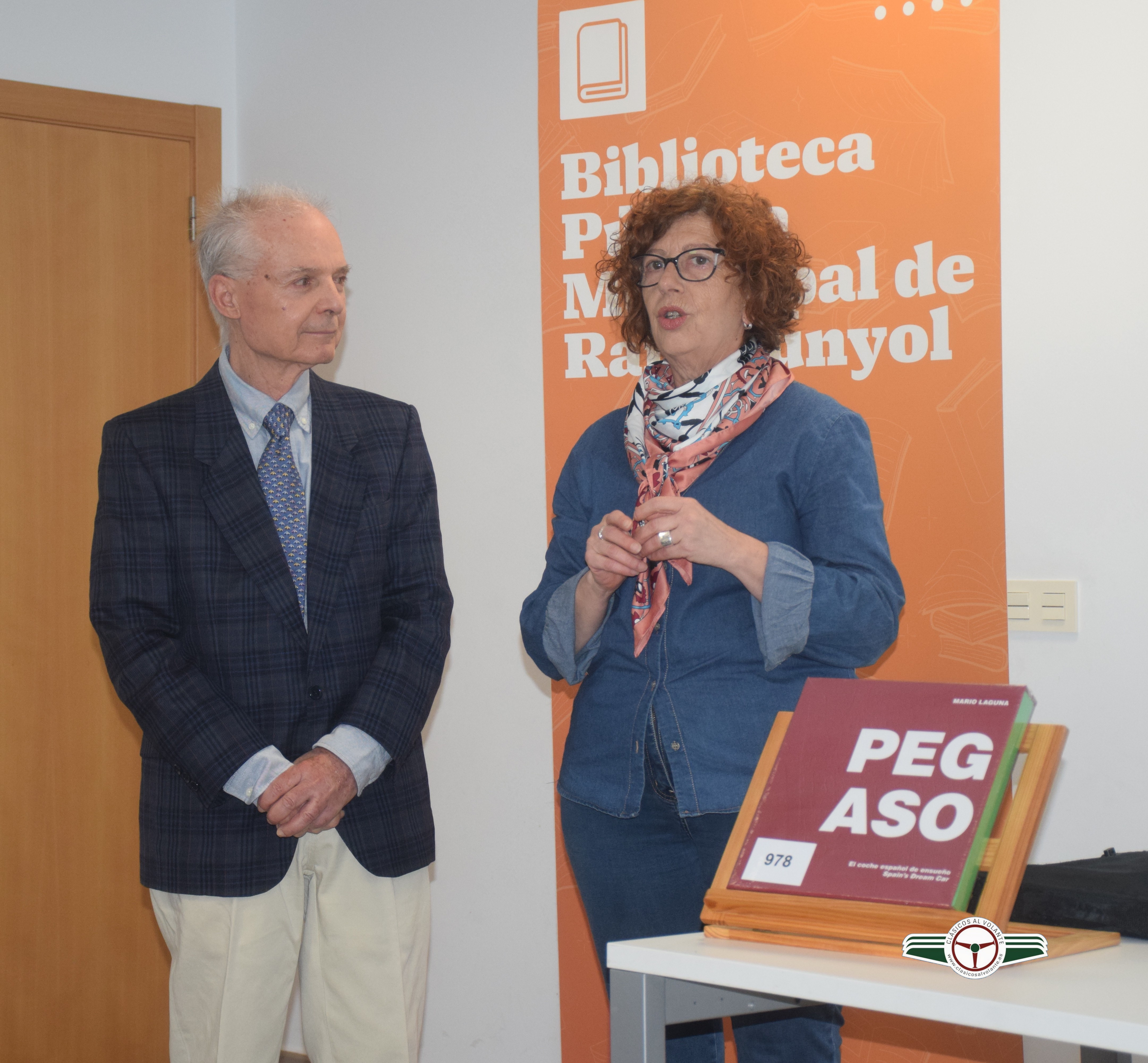 LA  REGIDORA DEL AYUNTAMIENTO DE RAFELBUNYOL ALICIA PIQUER DURANTE LA PRESENTACIÓN DE LA CONFERENCIA DE MARIO LAGUNA