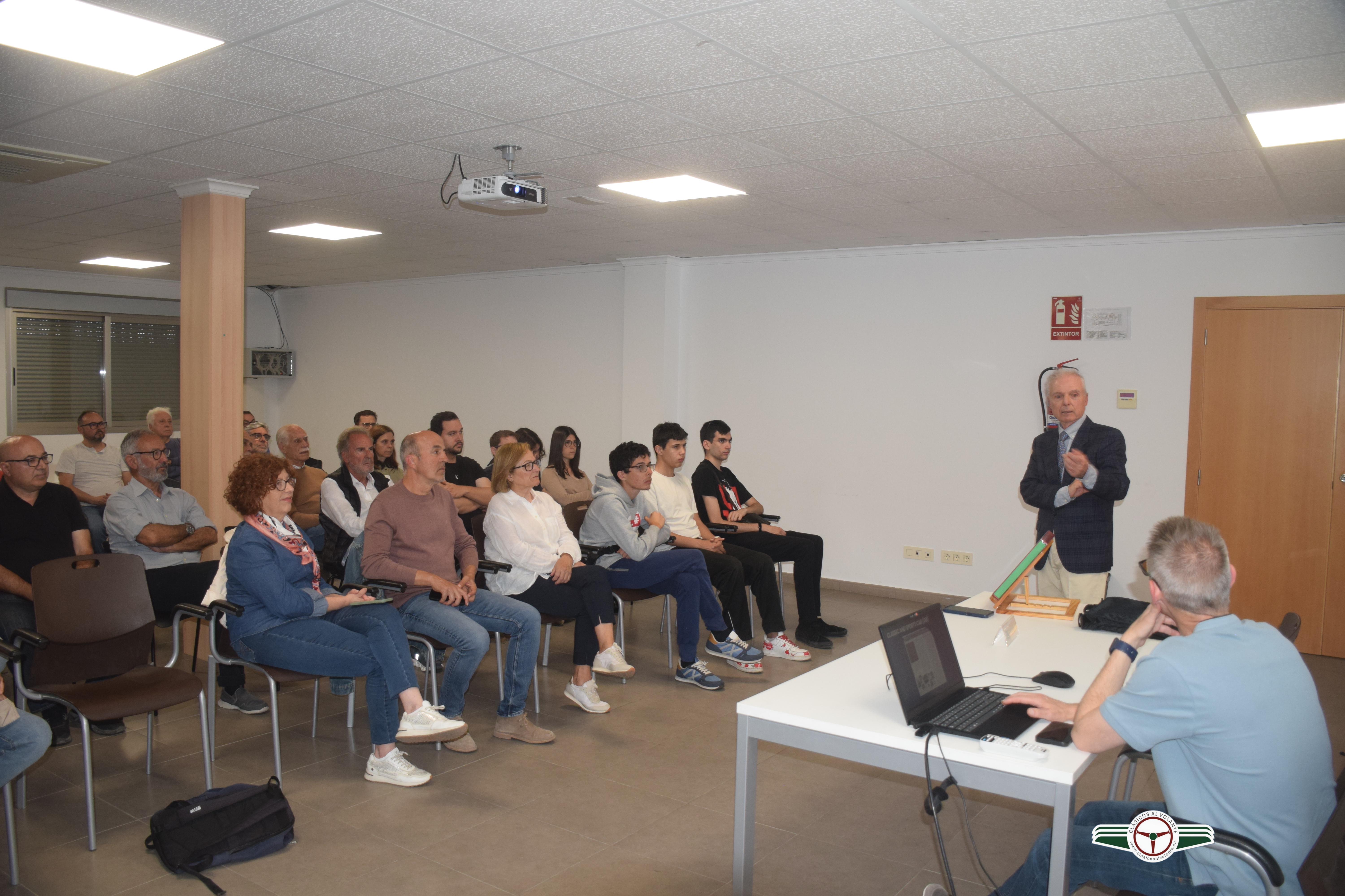 UNA NUTRIDO GRUPO DE AFICIONADOS AL AUTOMOVILISMO HISTÓRICO ACUDIERON A LA CONFERENCIA IMPARTIDA POR MARIO LAGUNA