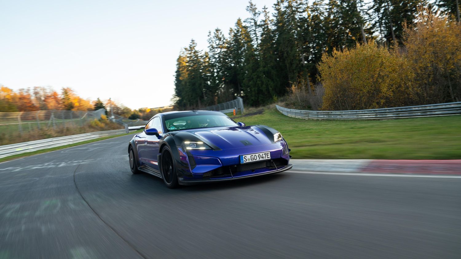 EL TAYCAN TURBO GT CON KIT MANTHEY ESTABLECE UN NUEVO RÉCORD EN EL NORDSCHLEIFE DE NÜRBURGRING