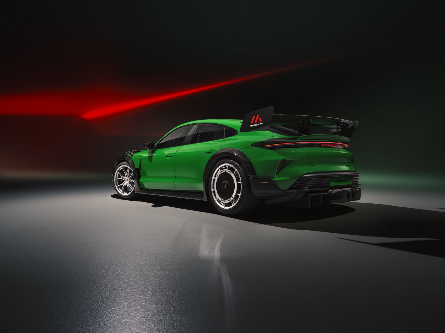 UN PORSCHE TAYCAN TURBO GT CON KIT MANTHEY LOGRA UN NUEVO RÉCORD PARA ELÉCTRICOS EN NÜRBURGRING CON NEUMÁTICOS P ZERO TROFEO RS