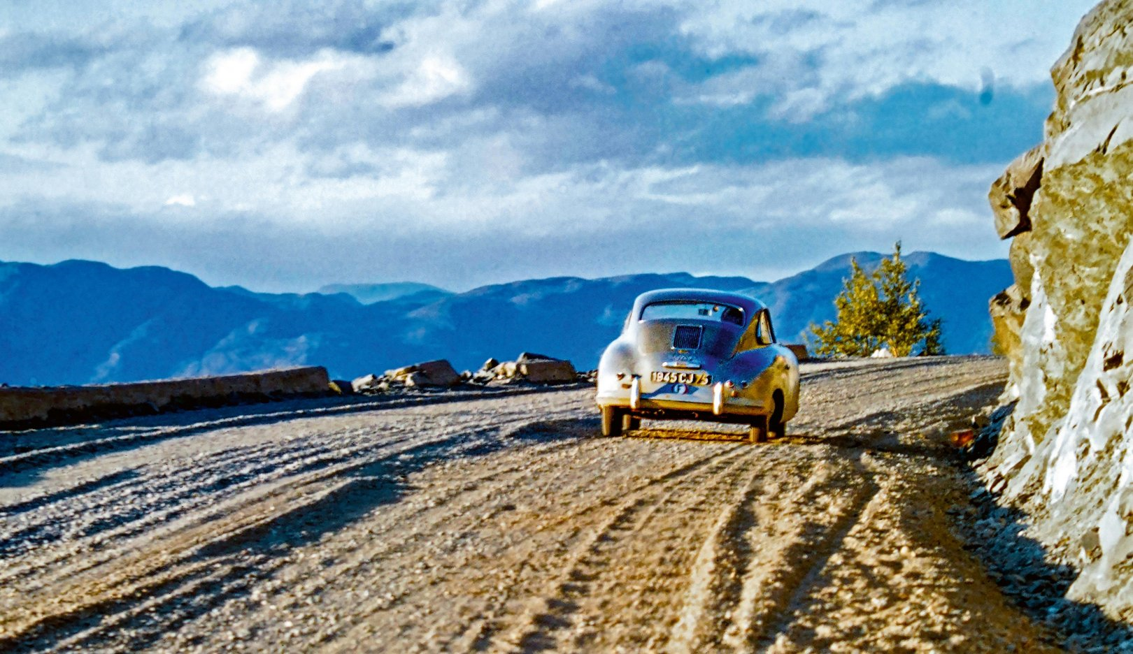 DE PARÍS AL CABO NORTE EN UN PORSCHE 356