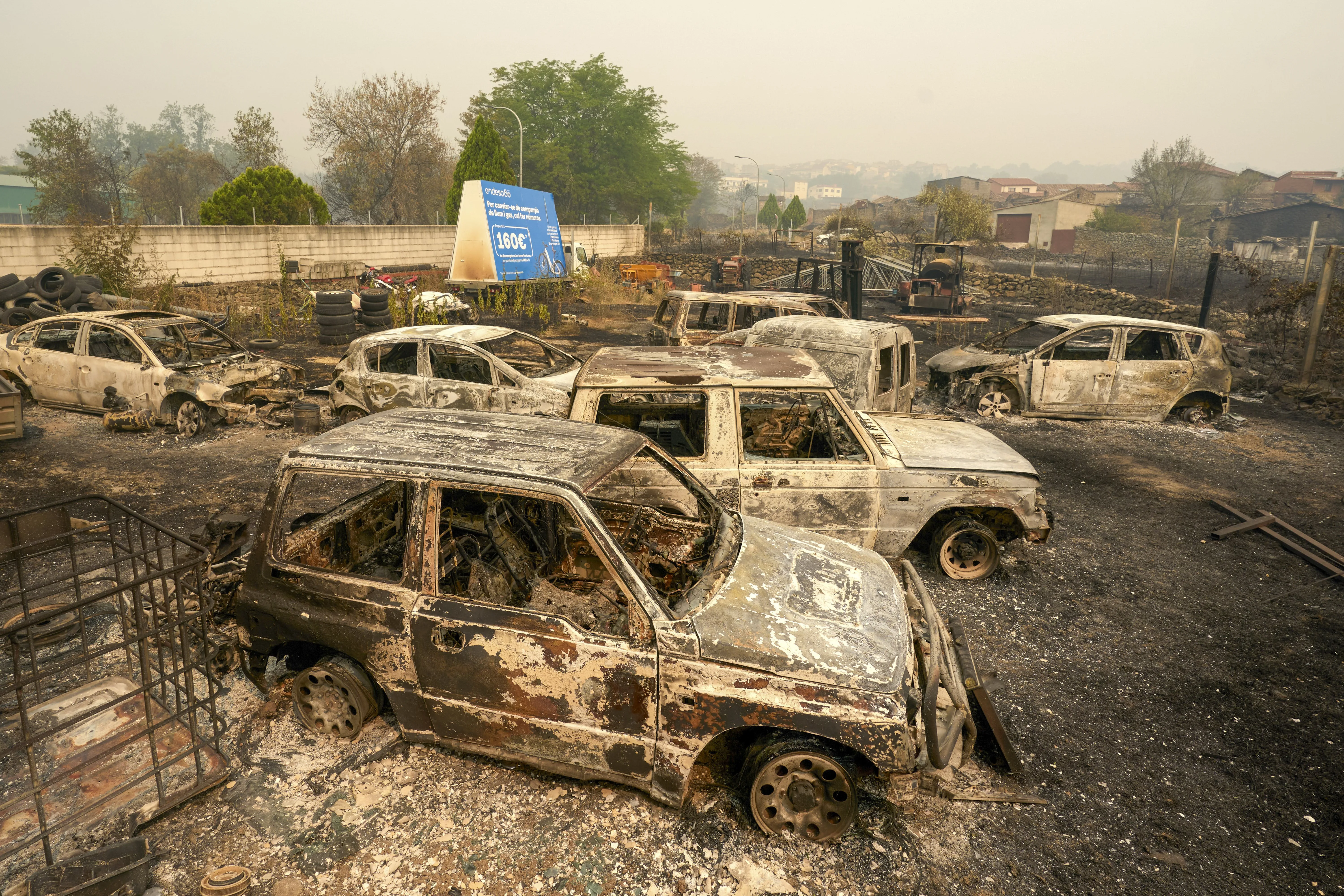 VEHÍCULOS CALCINADOS EN UN INCENDIO FORESTAL