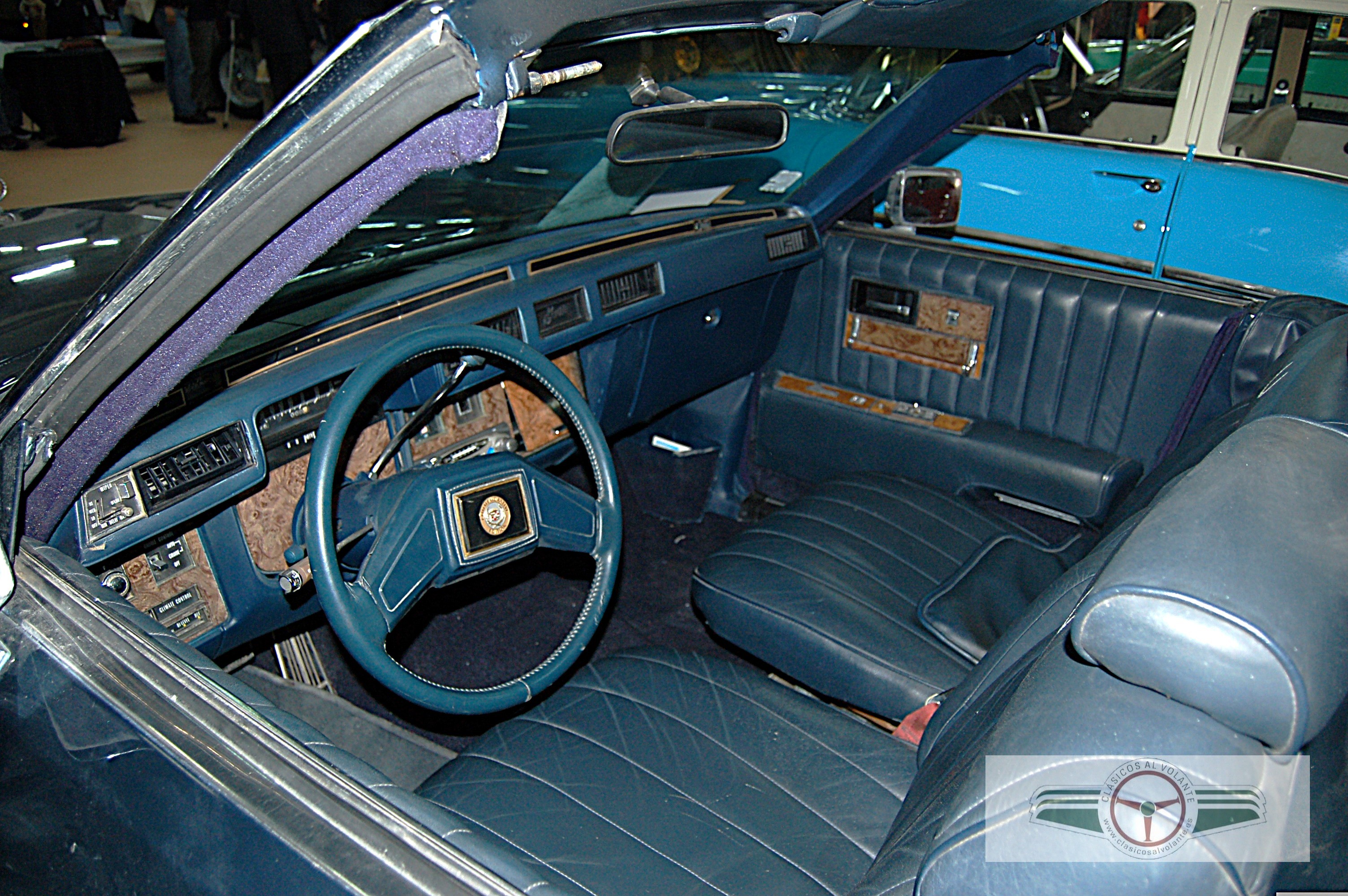 EL SALPICADERO RESPETA LAS FORMAS Y CONFIGURACIÓN DEL CADILLAC SEVILLE ORIGINAL 