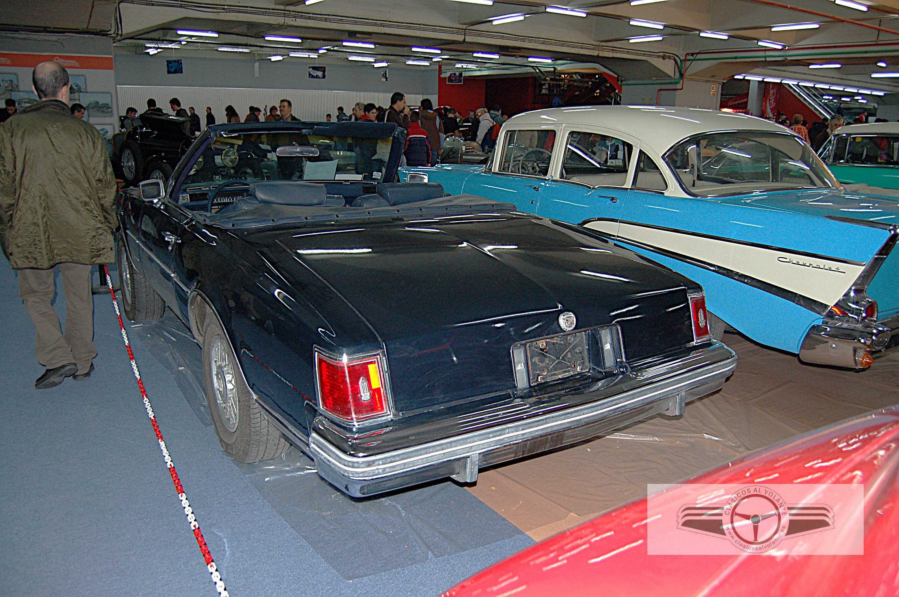 EL CARROCERO COACH DESIGN GROUP SOMETIÓ AL CADILALC SEVILLE A UNA TRANSFORMACIÓN QUE LO TRANSFORMÓ DE UNA CONVENCIONAL BERLINA DE CUATRO PUERTAS A UN ATRACTIVO COUPÉ CONVERTIBLE